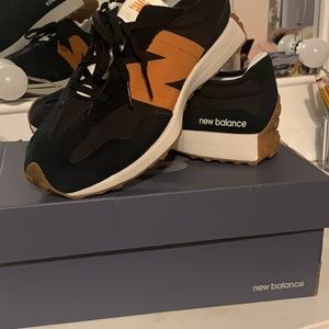 New Balance tennis. Size 6.5. it can serve a size 8 person.